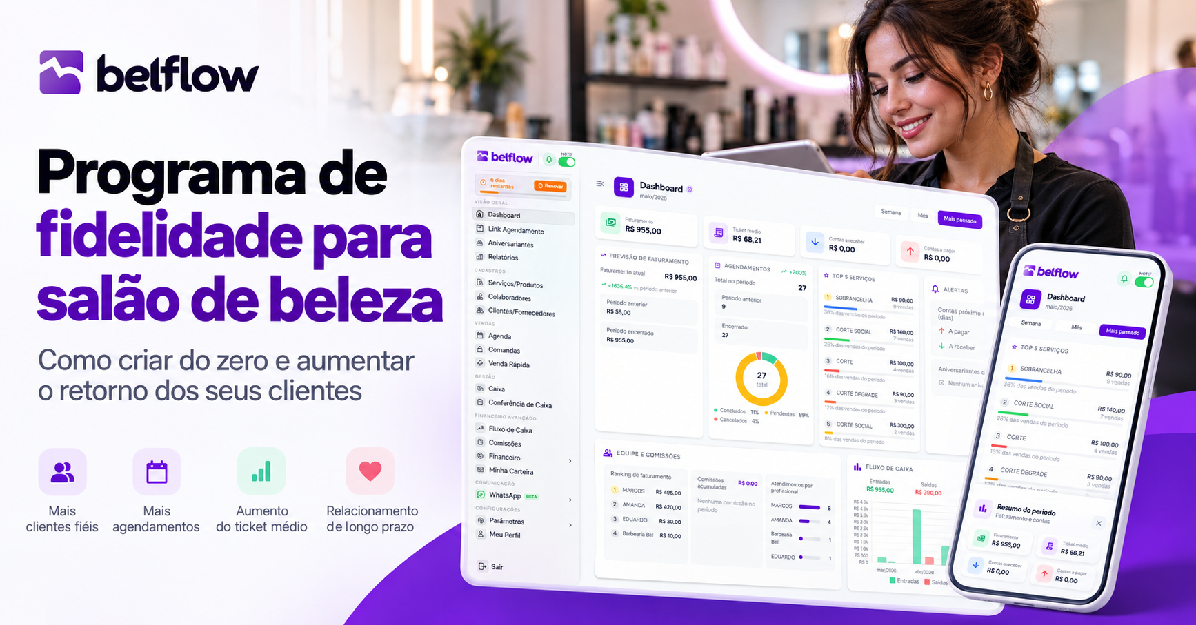 Profissional de salão apresentando programa de fidelidade para cliente durante atendimento